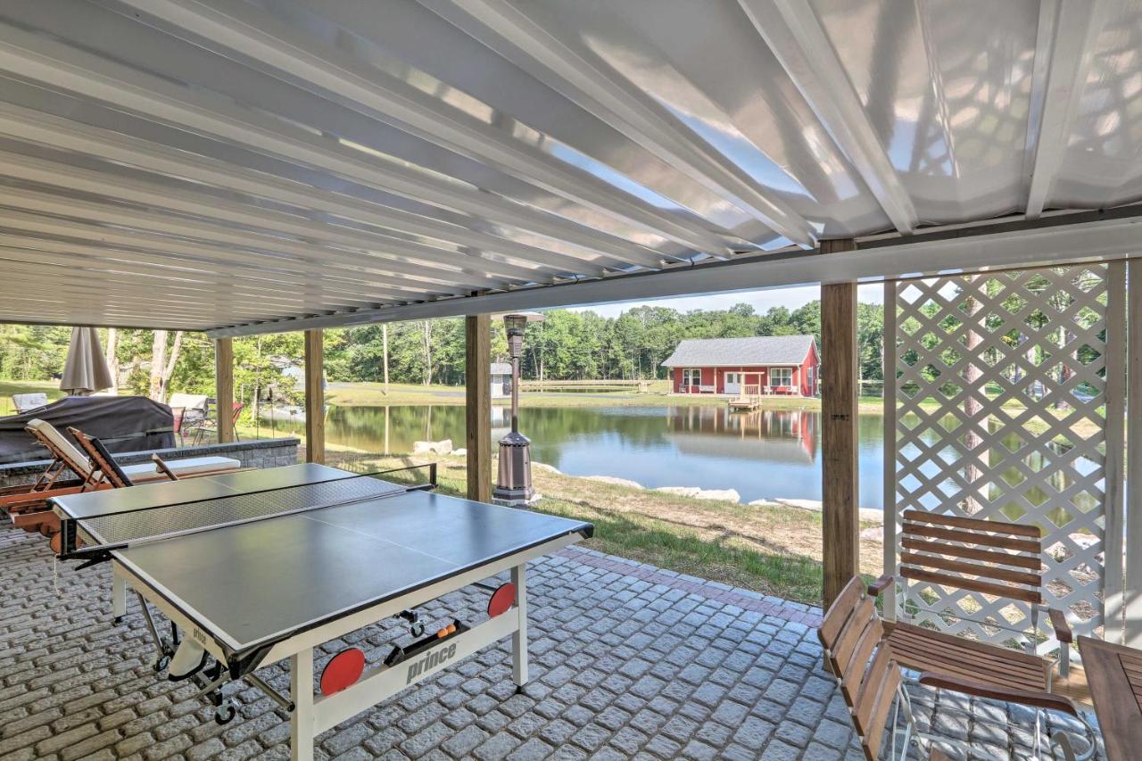 Lakefront Villa With Game Room And Dock In Saylorsburg Exteriör bild